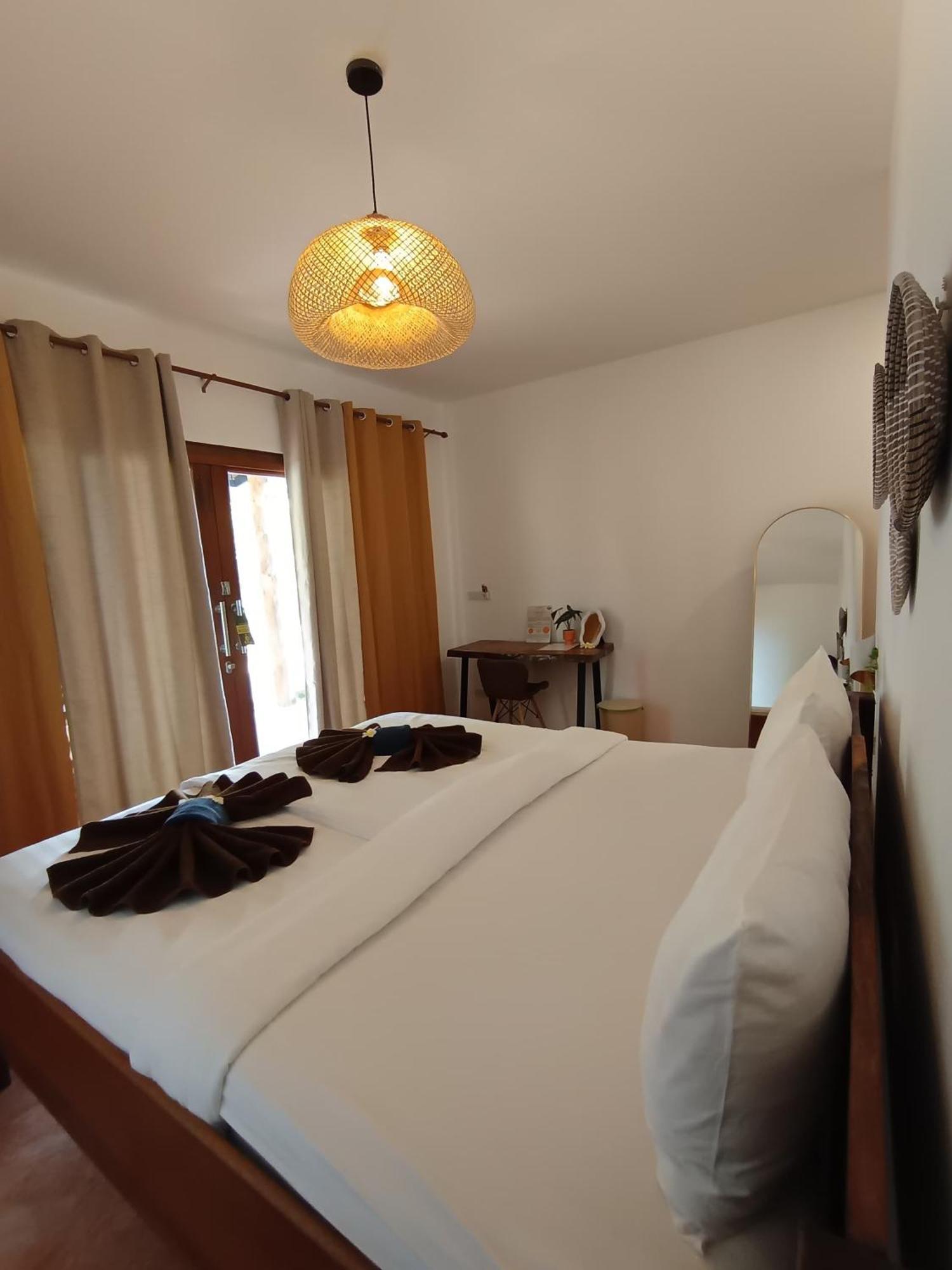 Ocean Vibes Hotel Thong Sala Bagian luar foto