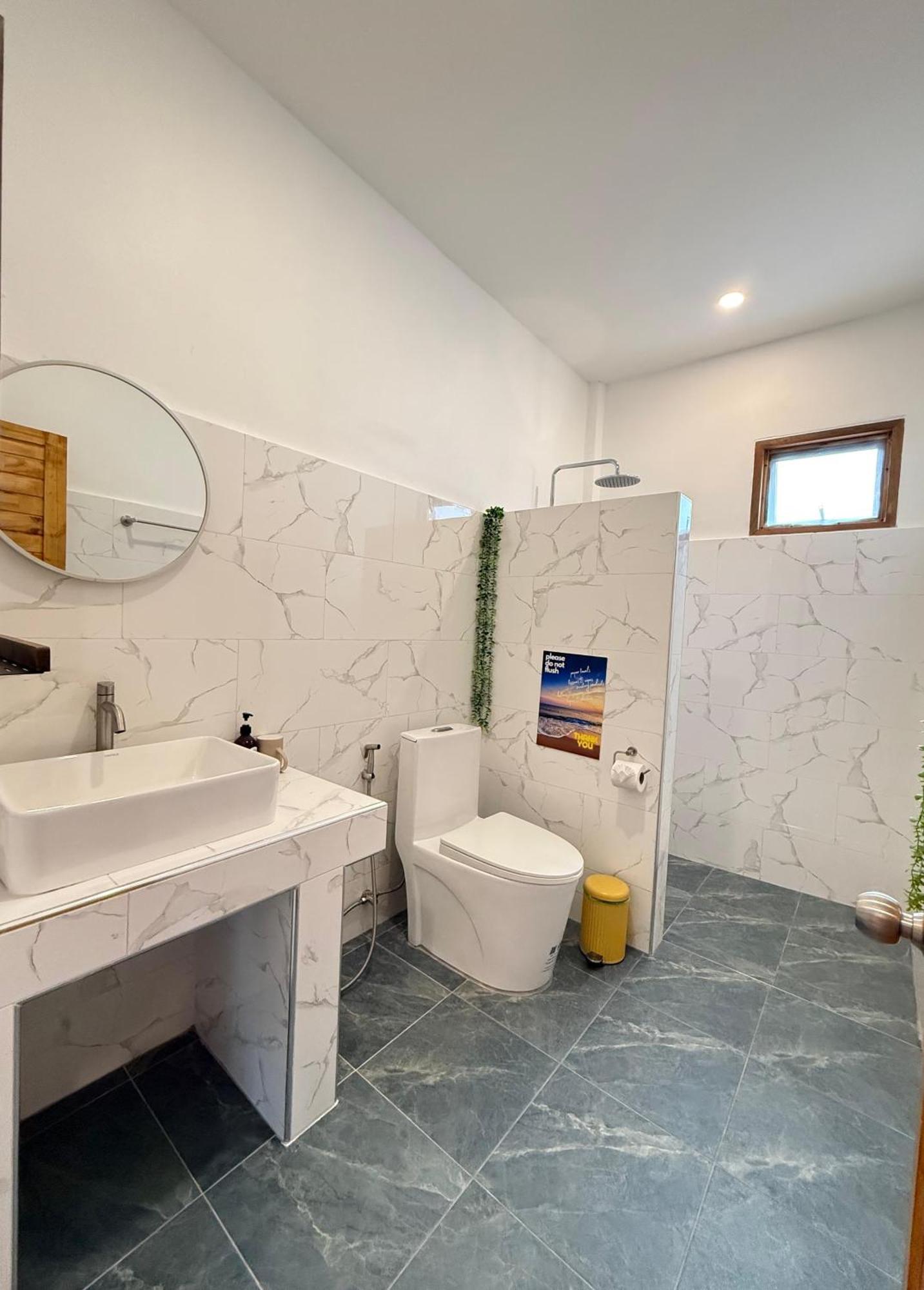 Ocean Vibes Hotel Thong Sala Bagian luar foto